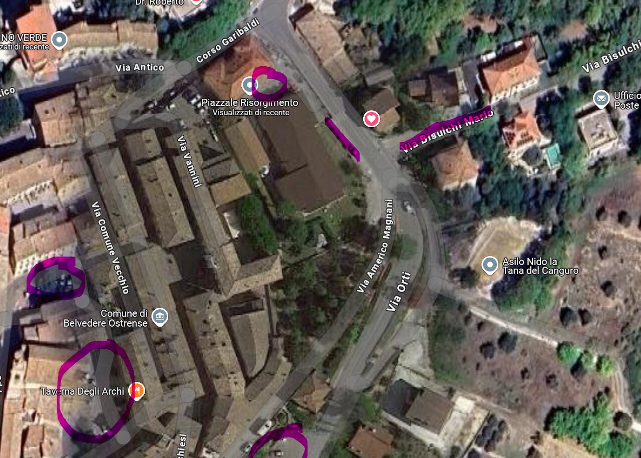 Mappa dei parcheggi attorno alla struttura (in viola)